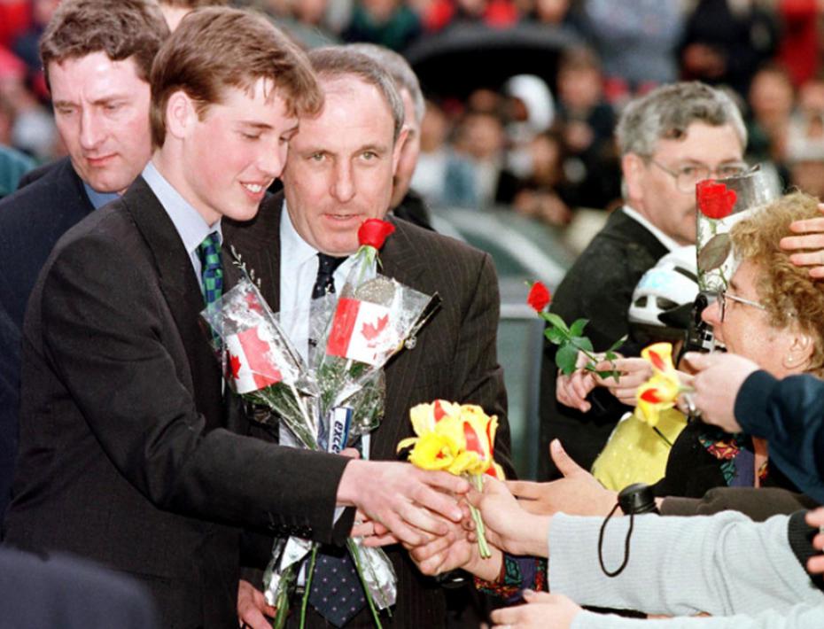 El príncipe William recibe flores en Vancouver, en 1998. (AP)