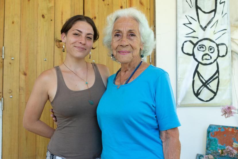 Mirna Pagán, junto a su nieta Kiani Connelly, vive preocupada por la falta de un liderato joven que se haga cargo de la lucha por la descontaminación de las tierras ocupadas por la Marina.