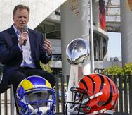 El comisionado de la NFL, Roger Goodell, se dirige a los medios durante la rueda de prensa del miércoles frente a la sede del Super Bowl.