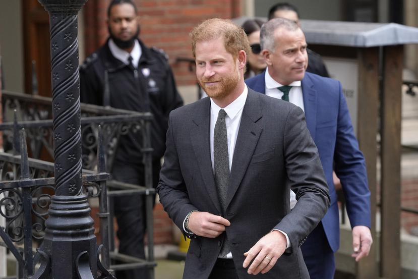 El príncipe Harry sale del tribunal londinense.