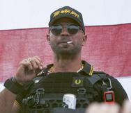 Henry "Enrique" Tarrio, líder de Proud Boys, participa en un mitin de la milicia neofascista en Portland, Oregon, el 26 de septiembre de 2020. (AP Foto/Allison Dinner, archivo)