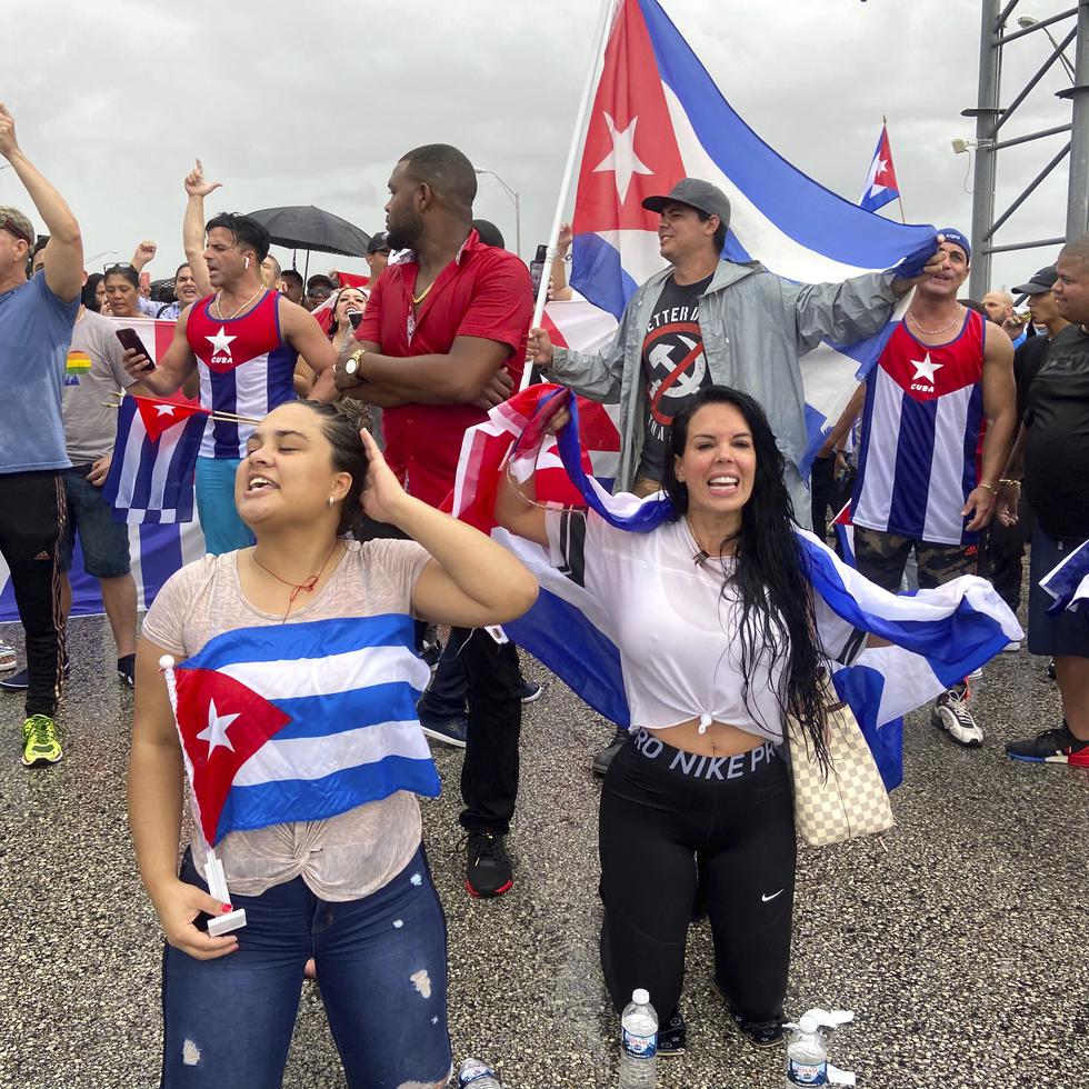 Unos manifestantes bloquean el paso en la vía rápida de Palmetto, en Miami, el martes 13 de julio de 2021, para mostrar su apoyo a los cubanos que salieron a las calles de la isla a protestar el fin de semana.