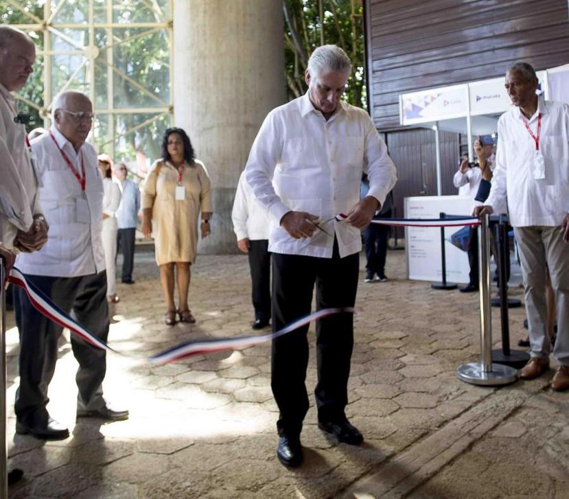 El presidente cubano Miguel Diaz-Canel corta el listón inaugural de la Feria Internacional de La Habana que inauguró ayer. (AP)