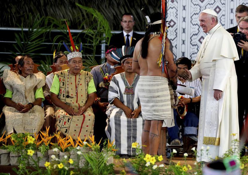 El papa Francisco saluda a un representante indígena en Puerto Maldonado, Perú  (AP / Alessandra Tarantino).