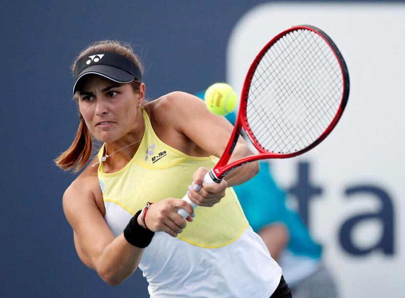 Monica Puig en acción contra Xiyu Wang de China de Polonia este miércoles en un juego del Abierto de Tenis de Miami. (Agencia EFE)