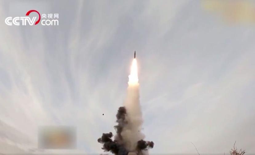 Imagen del lanzamiento del misil Dongfeng-26 difundida por la televisión china. (Captura Vídeo)