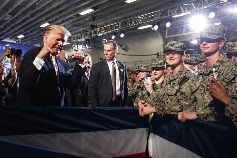 El presidente de Estados Unidos, Donald Trump, saluda a las tropas tras intervenir en un acto por el Día de los Caídos en Guerras abordo del USS Wasp, el 28 de mayo de 2019, en Yokosuka, Japón. (AP/Evan Vucci)