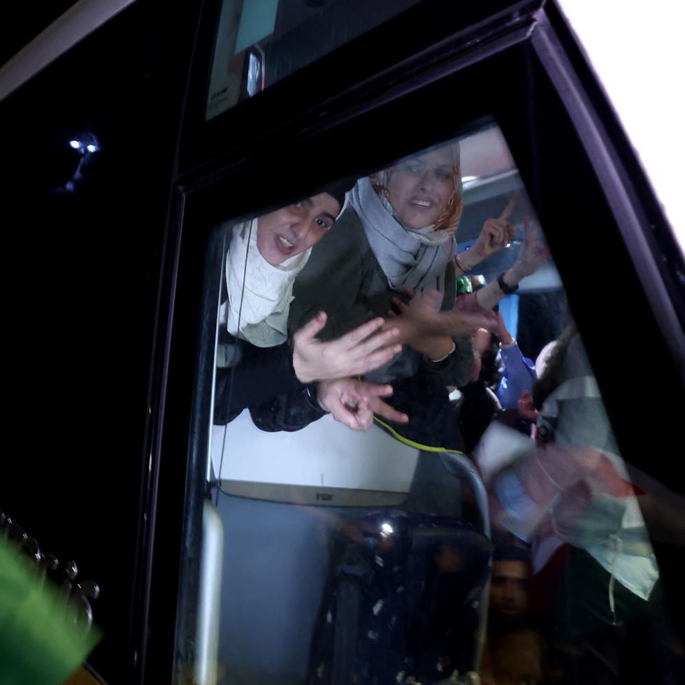 Según el acuerdo del cese al fuego, el grupo insurgente dejará marchar a un rehén israelí por cada tres prisioneros que recuperen la libertad, y el servicio penitenciario israelí dijo antes en el día que estaba preparando la liberación de 42 reos.