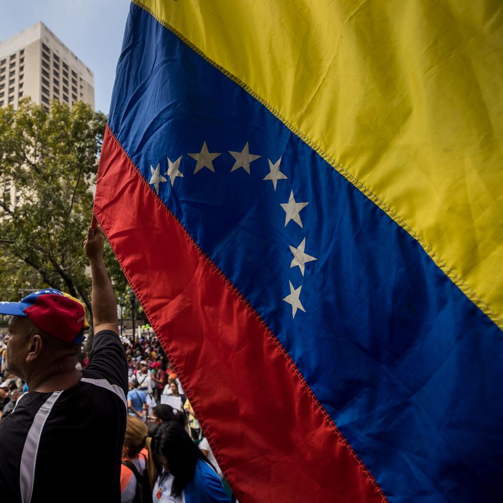 Un grupo de personas toma parte en una manifestación por mejoras salariales en Caracas, en Venezuela. (EFE/ Miguel Gutiérrez)