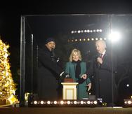LL Cool J ayuda al presidente Joe Biden y a la primera dama Jill Biden a encender el árbol de Navidad en la Elipse.