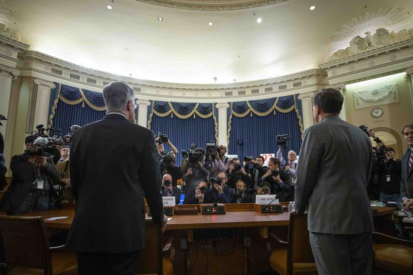 El principal diplomático de Estados Unidos en Ucrania, William Taylor (izquierda), y el funcionario del servicio exterior George Kent, testifican durante una audiencia pública del proceso de juicio político contra el presidente Donald Trump. (AP/Alex Bran