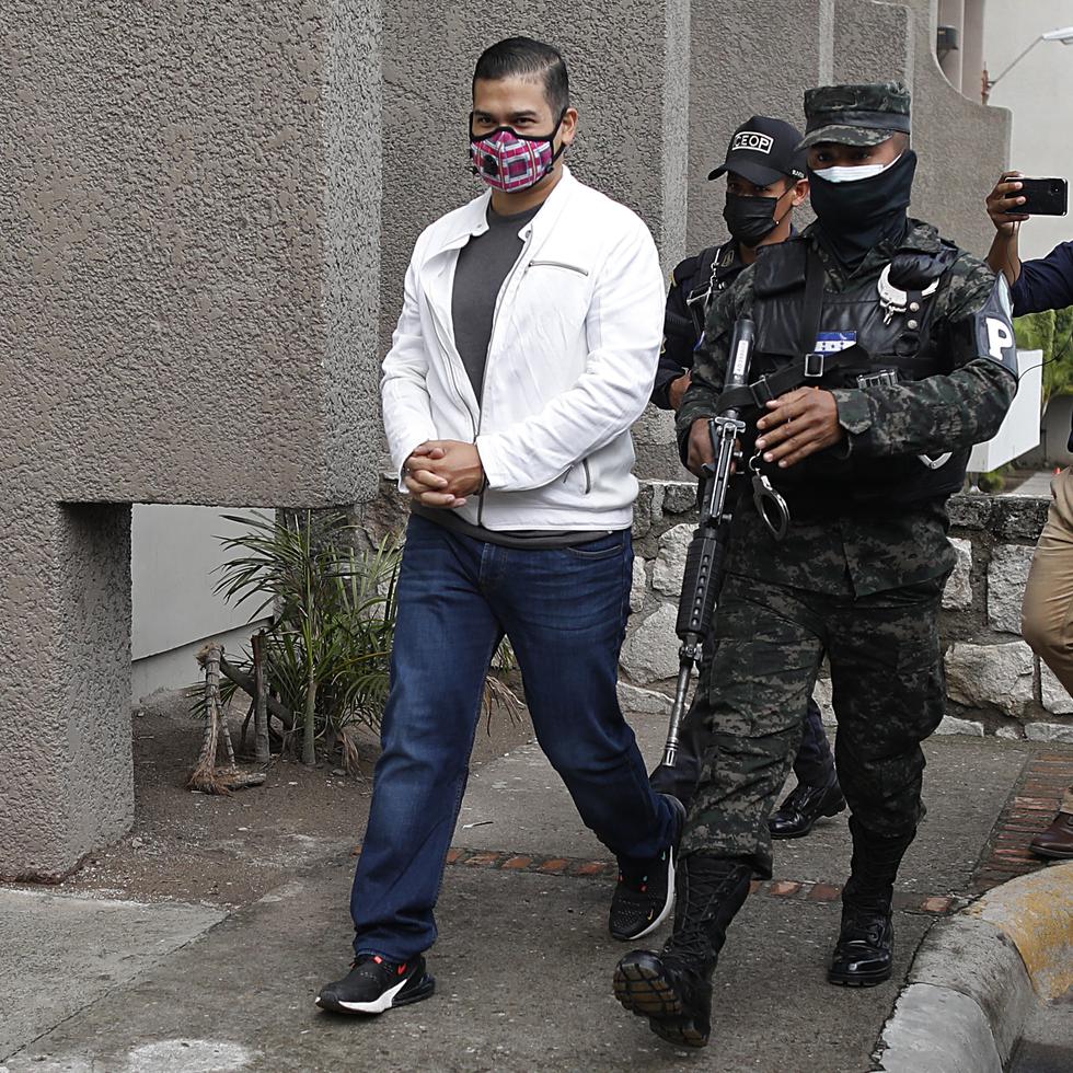Roberto David Castillo Mejía es escoltado por policías penitenciarios para escuchar el veredicto de un juicio por el asesinato de la ambientalista y activista por los derechos indígenas Berta Cáceres.