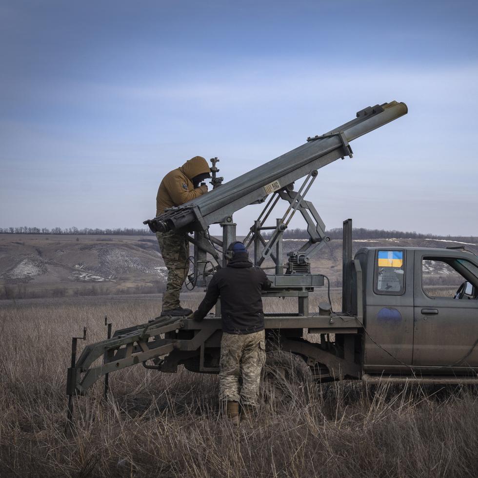 Soldados ucranianos de la 56ta Brigada de Infantería Motorizada de Mariupol se aprestan a lanzar cohetes hacia posiciones rusas cerca de Bajmut