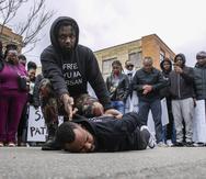 Activistas efectúan un minuto de silencio en demanda de justicia para Patrick Lyoya, de 26 años, el sábado 9 de abril de 2022, en Grand Rapids, Michigan.