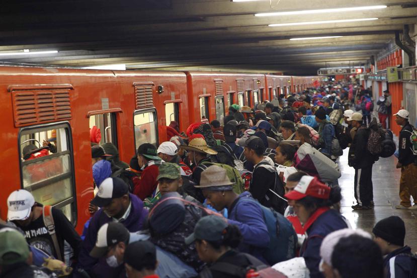 Integrantes de la caravana de migrantes centroamericanos se preparan para salir de Ciudad de México y retomar su travesía hacia Estados Unidos. (Agencia EFE)