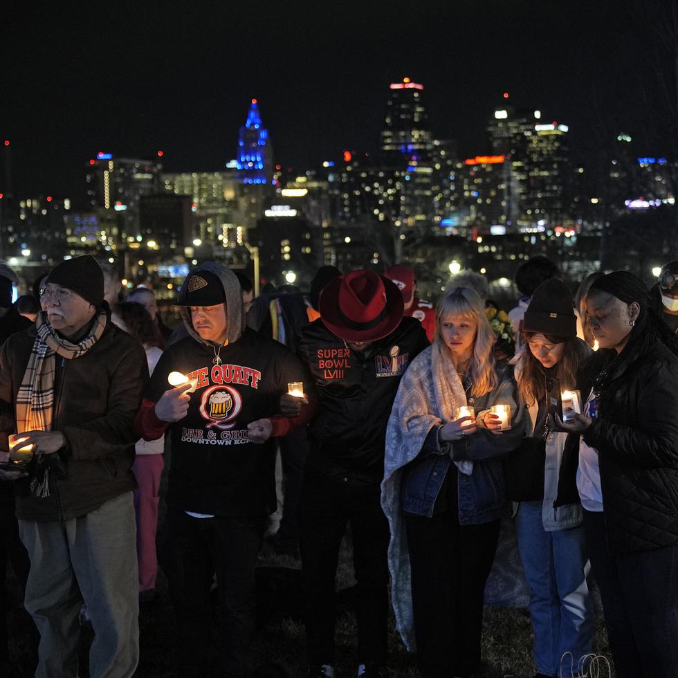 Un grupo de personas realiza una vigilia el jueves 15 de febrero de 2024 por las víctimas del tiroteo ocurrido en el desfile de la víspera para celebrar el triunfo de los Chiefs de Kansas City en el Super Bowl