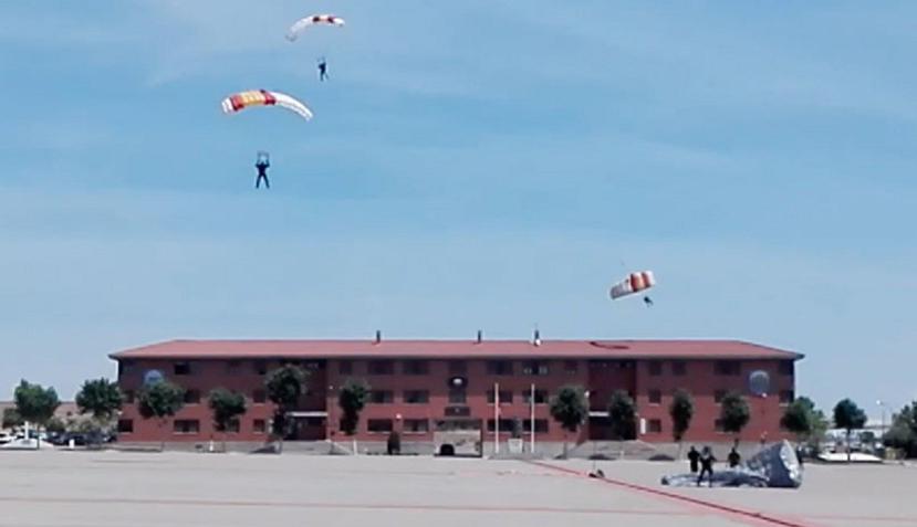 Miles de turistas y locales se habían acercado hasta el lugar para presenciar la exhibición de paracaidistas. (Captura Vídeo)