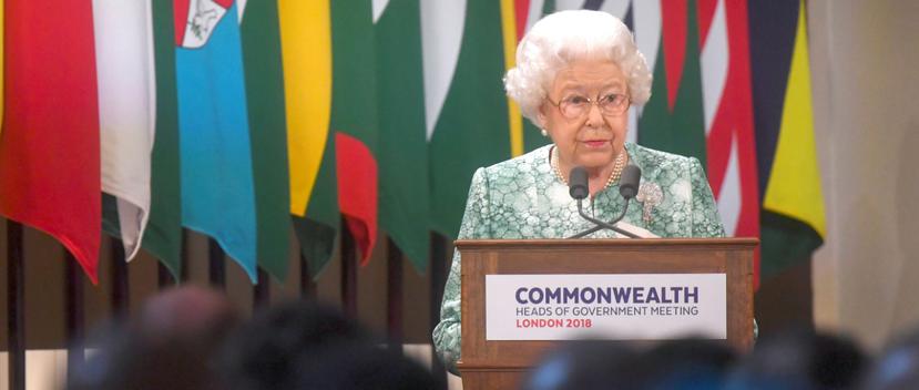 La reina Elizabeth II pronuncia un discurso en el palacio de Buckingham ante dirigentes de los países que integran la Mancomunidad de Naciones. (Foto: EFE)