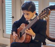 El músico Milton Dávila, de 9 años, toca la guitarra y el piano desde que tenía 4 años.