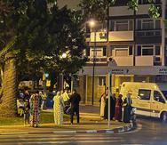Vecinos en el centro de Rabat huyen de sus casas y salen a la calle tras el terremoto de magnitud 6.8 que sacudió este viernes la región septentrional marroquí de Marrakech.