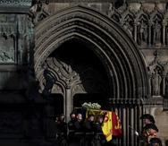 Portaféretros cargan el ataúd de la reina Isabel II frente a la catedral de San Egidio en Edimburgo, Escocia, martes 13 de setiembre de 2022.