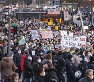 Manifestantes se congregan en el centro de Hamburgo, Alemania, durante una protesta contra las medidas por el rebrote del coronavirus.