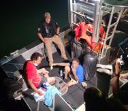 Los dos hombres de nacionalidad dominicana fueron rescatados por un ciudadano luego que fueron abandonados en el medio del mar de la bahía de San Juan.