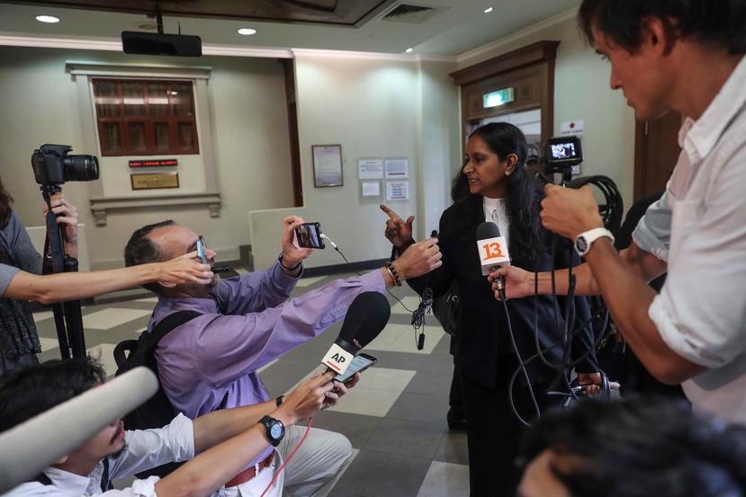 La abogada de los chilenos acusados de asesinato en Malasia, Venkateswari Alagendra, atiende a la prensa. (EFE)