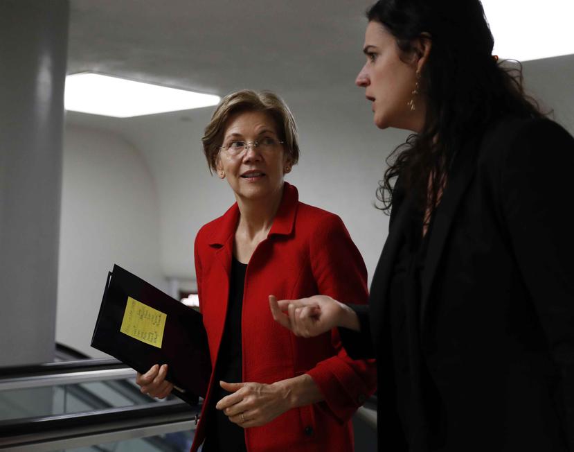La senadora Elizabeth Warren dialoga con una constituyente en una estación de tren en la Capital federal. (AP)