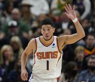 Devin Booker (1), de los Suns de Phoenix, reacciona tras anotar durante la primera parte del juego contra el Jazz de Utah.