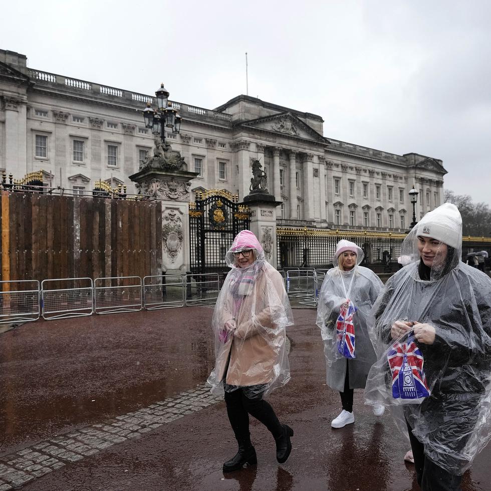 Un grupo de turistas frente al Palacio de Buckingham en Londres
