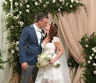 Katiria Soto y Humberto Guzmán  comparten un beso luego de ser proclamados oficialmente esposa y esposo en la mañana de hoy.