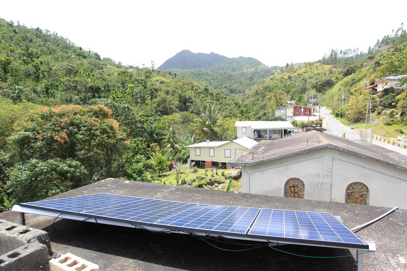 El sistema solar en el centro comunitario del barrio Veguitas Zamas de Jayuya, donado por una  organización de ingenieros, es uno de ocho que el grupo de vecinos ha instalado fuera de la red eléctrica.