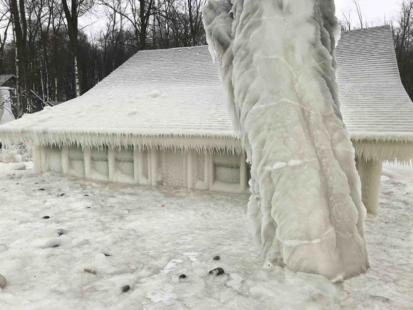 Una casa cubierta de hielo cerca del lago Ontario, en Nueva York. (Natalie Kucko / AP)