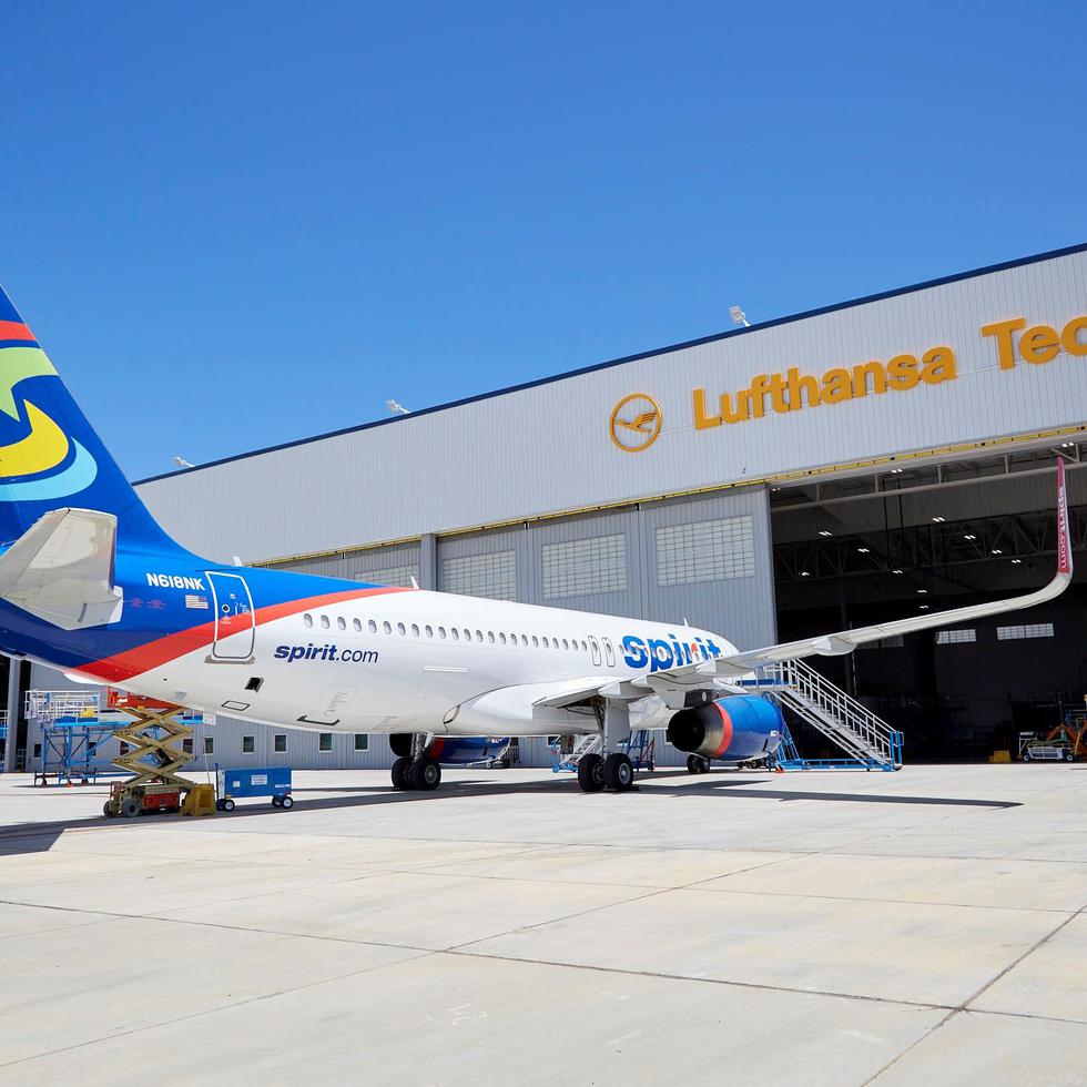En esta foto de archivo, un avión comercial Airbus A320 de la aerolínea Spirit entra a uno de las hangares de mantenimiento de Lufthansa Technik, en Aguadilla.
