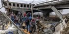 Decenas de civiles cruzaban por un puente semi destruido por los ataques rusos en el ciudad de Irpin,en la región ucraniana de Kiev, el pasado mes de marzo.