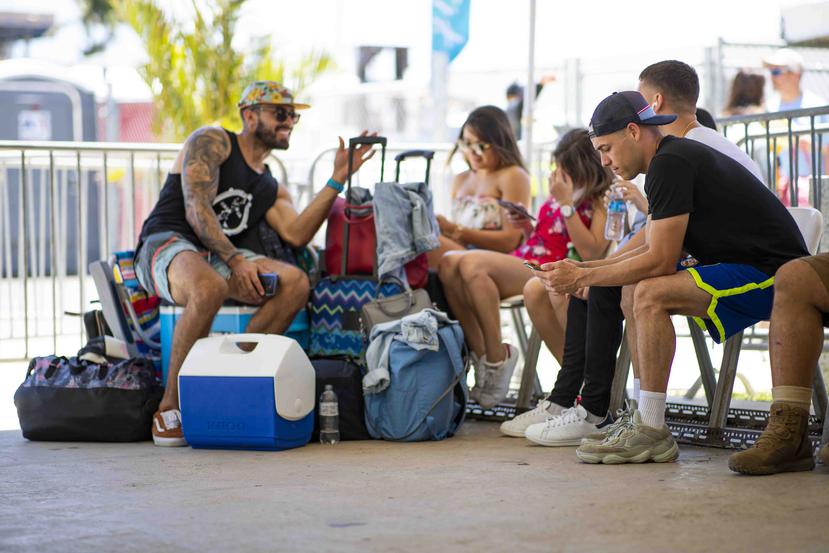 Un grupo de turistas en el terminal de lanchas de Ceiba.