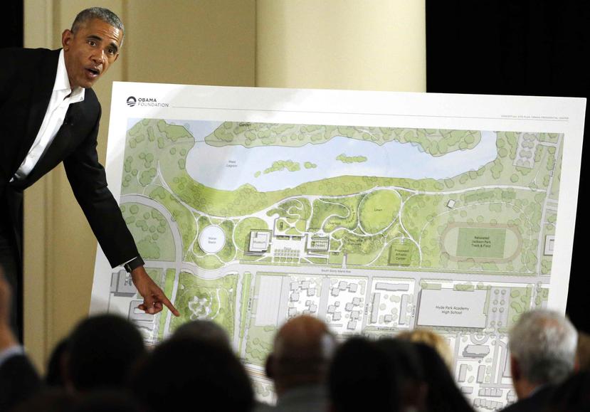 El expresidente Baarck Obama habla durante un evento en el Centro Presidencial Obama en el Centro Cultural South Shore en Chicago. (AP)