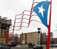 El 6 de enero de 1995 se inauguraron dos inmensas banderas erigidas en acero que demarcan la zona de la comunidad puertorriqueña reconocida por el gobierno de Chicago.