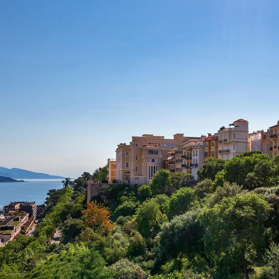 Un crucero por el mediterráneo te lleva por tesoros de las Riviera francesa e italiana, incluyendo la glamorosa ciudad de Monte Carlo, entre otras.