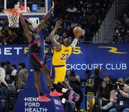 El alero de los Lakers de Los Ángeles LeBron James lanza el balón sobre el pívot de los Pistons de Detroit Isaiah Stewart.