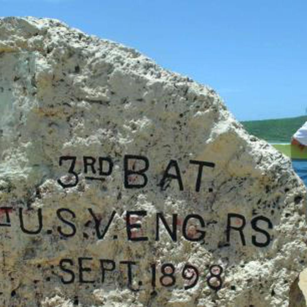 Piedra conmemorativa de la invasión de 1898 en el malecón. (archivo)
