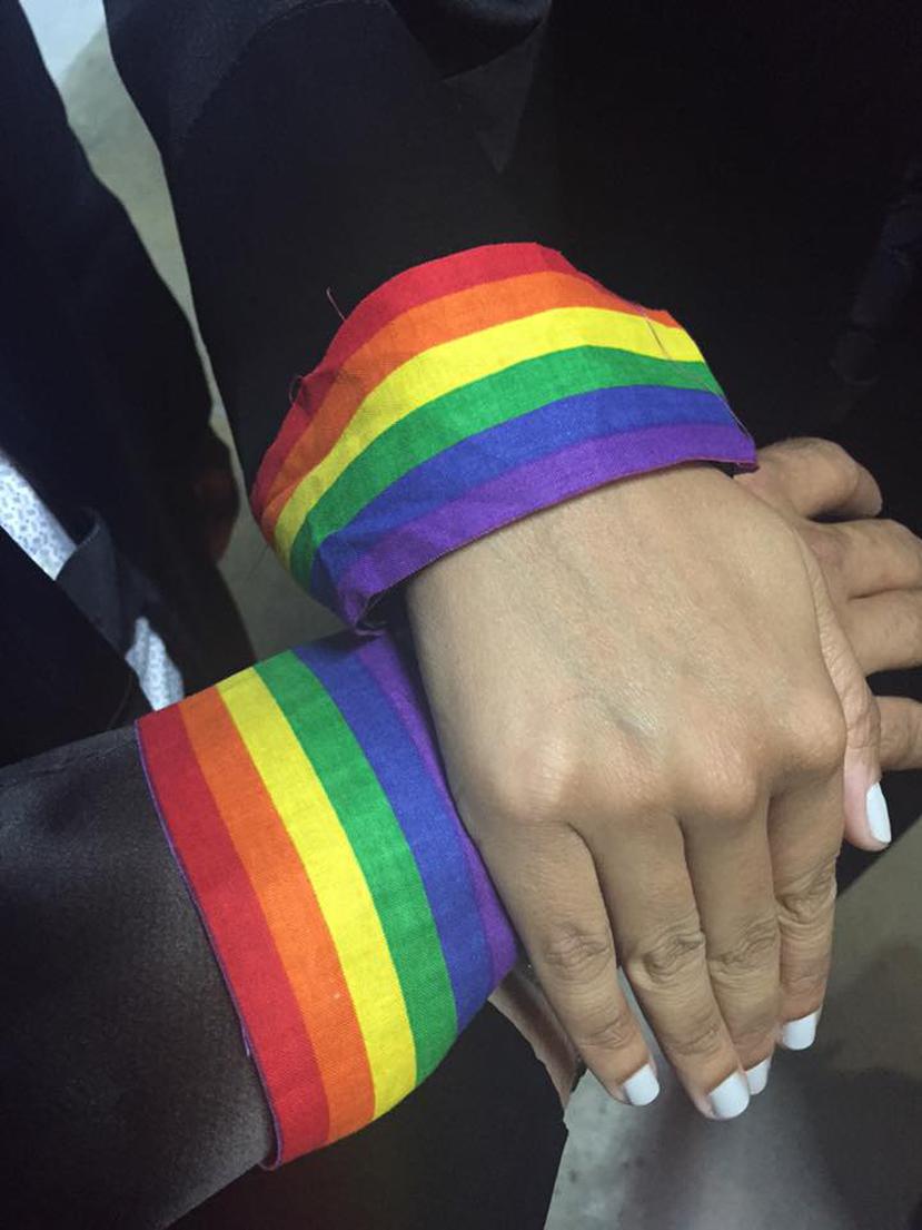 Algunos cosieron a las mangas de sus togas la bandera de arcoíris emblemática de la comunidad LGBTT para honrar a las víctimas de la masacre en Orlando. (Facebook)