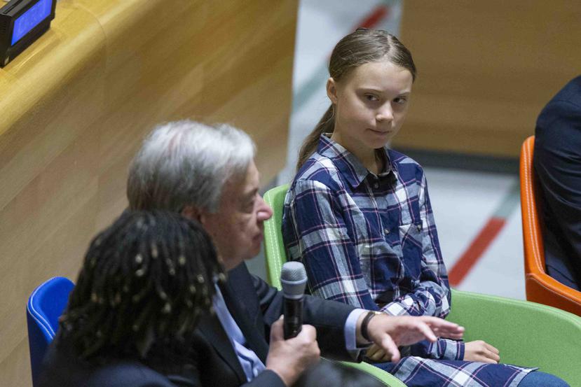 La activista ambiental sueca Greta Thunberg, derecha, escucha al secretario general de la ONU António Guterres durante la Cumbre de la Juventud sobre el Clima en la sede de Naciones Unidas. (AP/Eduardo Muñoz Álvarez)