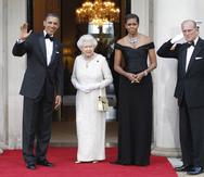 El pasado presidente Barack Obama y la primera dama Michelle Obama junto a la reina Elizabeth II y el príncipe Philip, en Londres. (AP Photo/Charles Dharapak)