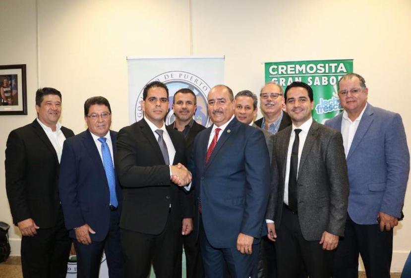 Campos Merced (tercero desde la izquierda) saluda al Secretario de Agricultura, Carlos Flores,  junto a varios representantes del sector. (Suministrada)