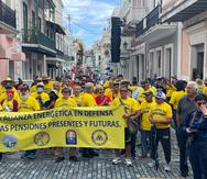 Imagen de una marcha llevada a cabo en marzo por jubilados de la AEE en Viejo San Juan.