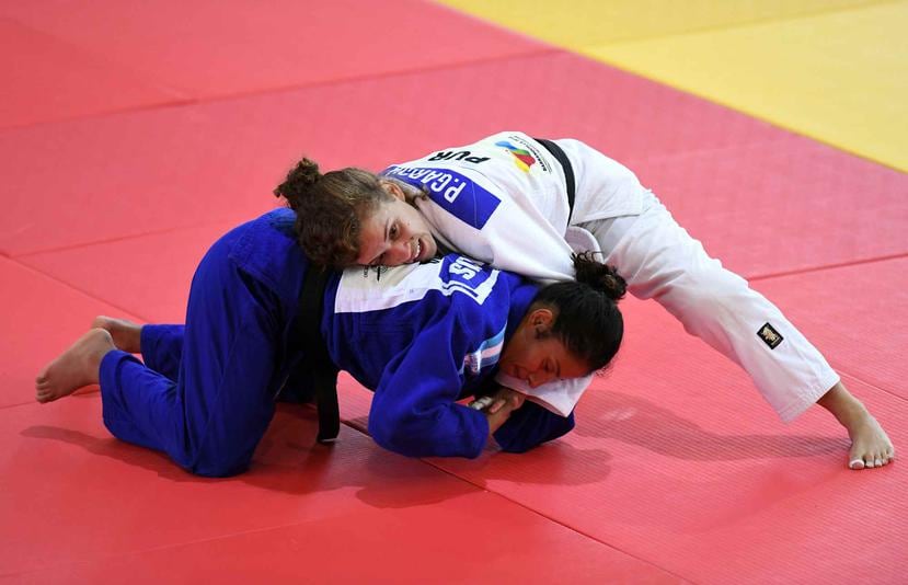 Paola García (arriba) disputó la medalla de bronce al vencer por ippon en el combate de repechaje a la nicaragüense Keyling Ruiz.