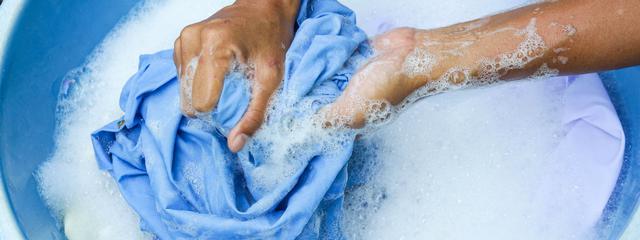 Cómo eliminar las manchas de desodorante de la ropa