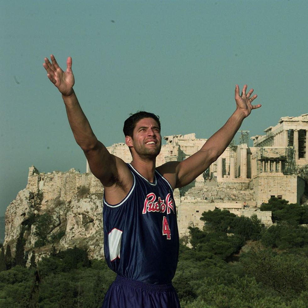 José "Piculín" Ortiz posa para una foto durante el Mundial de 1998 en Atenas, Grecia.